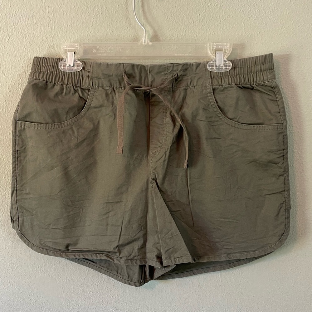 Eddie Bauer Aspire shorts size 12 olive green